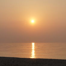 海岸の砂浜から見た夕陽