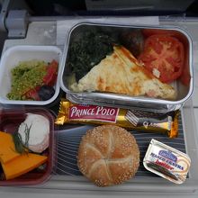 オムレツ？復路の成田到着間際の朝食。美味しかったが少々重い。