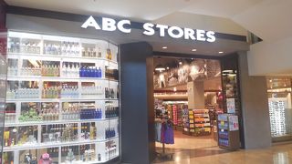 ハワイでよく見かけるコンビニです