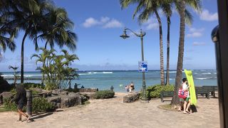 ワイキキから歩いていけるビーチ