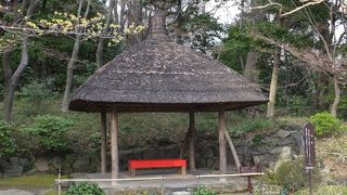 田舎の茶屋を模した小さなあずまや