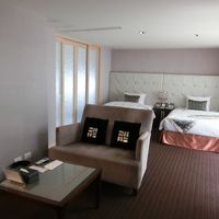 左はバスルーム、右はベランダ。ベットからテレビが遠い。