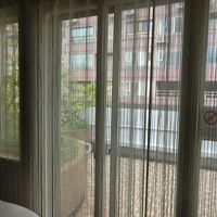 こちらは広いベランダ。あまり綺麗では無いので出ませんでした。