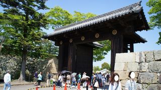 立派で堅牢な門