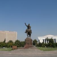 ティムール広場のティムール像の背後に聳える。右の建物は国際会