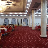 朝食はビュッフェ、ホテルの宴会場で供されるために無駄に広い