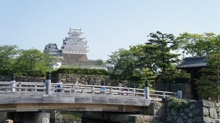 内堀に架かる木造橋