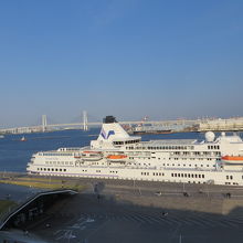 船内から見た　ターミナルビルの入口　遠くベイブリッジも見える