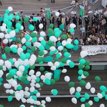 出港時に大さん橋のルーフに行くと時にはこんな出航イベントも！