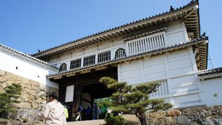 白漆喰の美しい櫓門