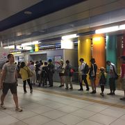 ポケモンイベントで大混雑。精算窓口は長蛇の列、。出発する駅で、しっかりチャージしておきましょう！