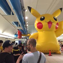 ポケモンイベントやっていました。外国人観光客も多いです。