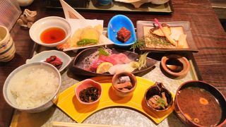 シックな雰囲気で和食をいただけます