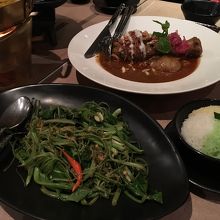 空心菜の炒め物、マッサマンカレー、カラフルなお米