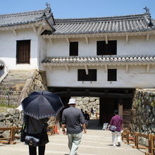 二重構造の堅牢な櫓門