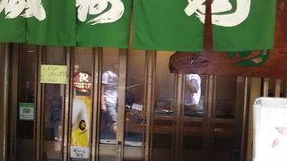 お手頃の市場内の寿司