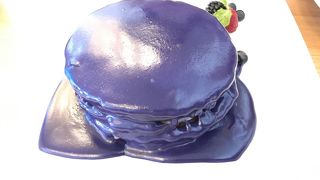 噂の紫色のパンケーキを食べに