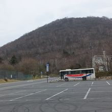 登山バスの終点です。バスが休憩中。
