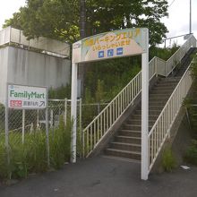 地上から見たパーキングエリア入口