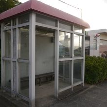 廃止された高速バス停留所の待合室