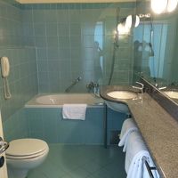 ガラスの扉。油断するとシャワーの水が出ちゃいます。