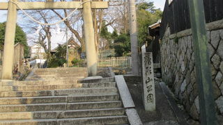 少し高台にあります