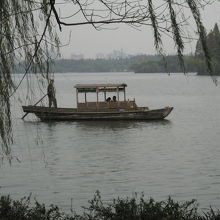 湖畔をとぼとぼ歩く