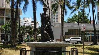 美貌の悲劇の王女の像は目立たない場所にある