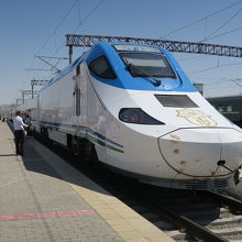 ブハラ駅に着いた特急列車