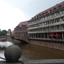 運河と近くのショッピングエリア