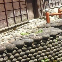 通りの脇に水が流れる