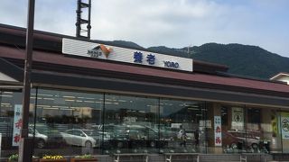 有名なパン屋さんが入っています