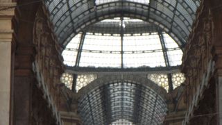 １９世紀末に建設された巨大なガラス天井を持つ華やかなアーケードです。
