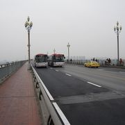 橋の歩道は電動バイクの道です