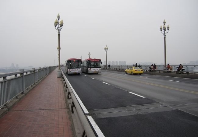 橋の歩道は電動バイクの道です
