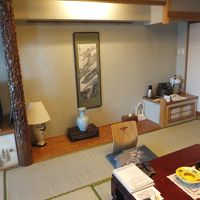 床の間の右端が行燈のように常夜灯になります。（ポットの下）