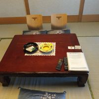 典型的な座卓です。卓上に清掃係員の名刺と折鶴がありました。