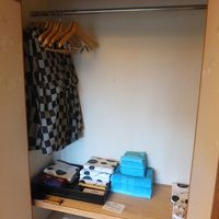 金庫の上には浴衣とタオルなどがありました。