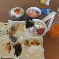 私が食べた朝食ブッフェの一部です。海鮮丼を作ってみました。
