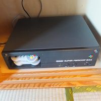 テレビの下にはスーパーファミコンがありました。使えたのかな？