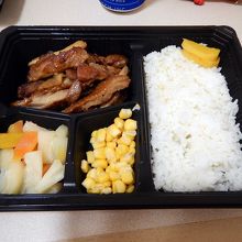 お弁当。白飯がとにかく美味しくないです（笑）