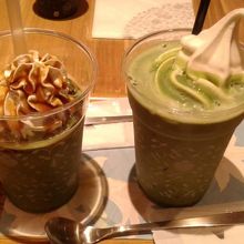 黒蜜抹茶フローズンラテと抹茶クリームラテ