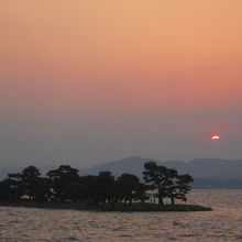 宍道湖の夕日。雲がかかり旅を名残惜しむかのように・・・