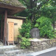 静かな緑の中の喫茶店