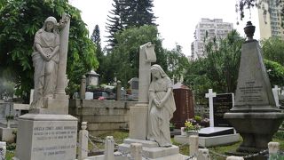 死者の生前を偲ぶ墓地