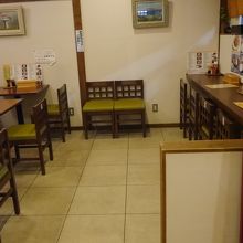 カウンターとテーブル席