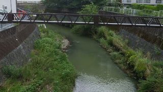 街の中を流れる普通の河川