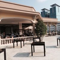 レストランのバルコニー。朝晩は涼しくて気持ちいいです。