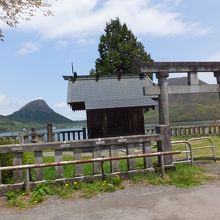 こういうささやかな神社はなぜか気になります。