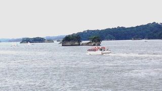 湾内に点在する島の眺めは遊覧船からがいいようです。